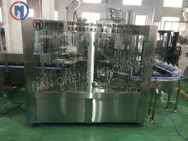 全自动葡萄酒啤酒/碳酸饮料/CSD清洗灌装旋盖一体机(型号:DXGF8-8-3)